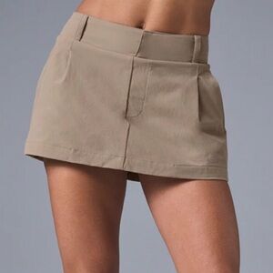 Alo Yoga Fan Club Mini Skirt Gravel XXS